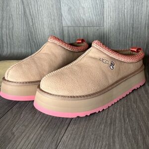 UGG Beige Suede Platform Slippers with Pink Trim Tazman Valentine 💝 size 11